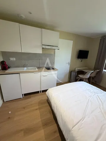 Ložnice; kuchyňské spotřebiče, přirozené světlo, dřevěná podlaha