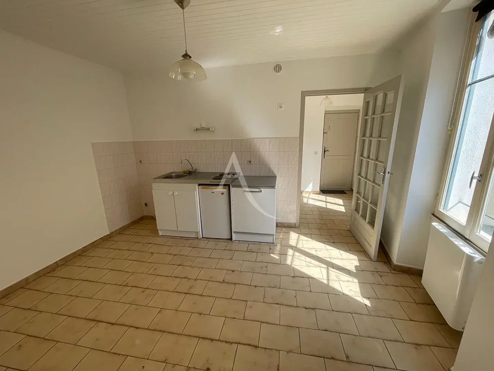 Cozinha; chão de azulejo, luz natural, precisa de renovação
