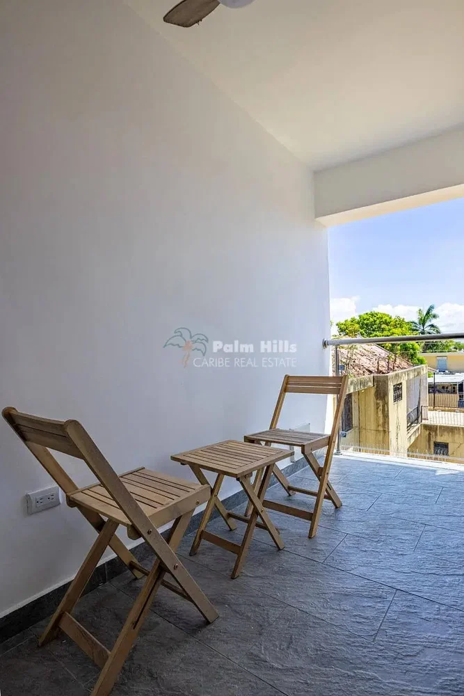 Balkon; výhled, dlažba, přirozené světlo