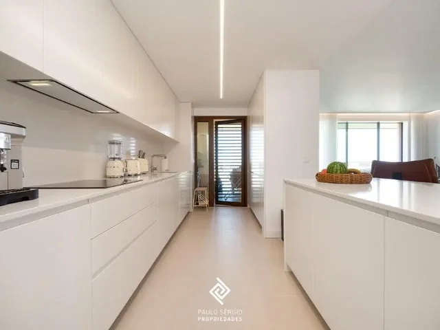 Cuisine; électroménager, lumière naturelle, style moderne, rénové