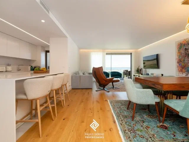 Salon; parquet, lumière naturelle, style moderne