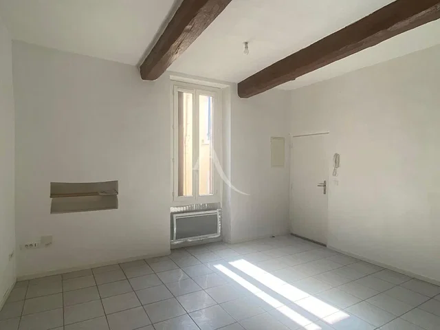 Autre; carrelage, poutres en bois, lumière naturelle
