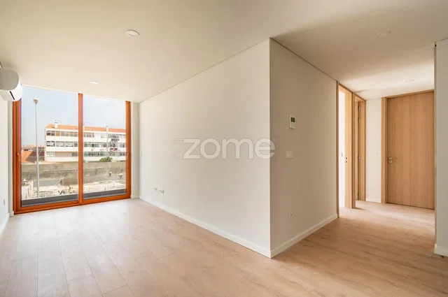 Sala de estar; chão de madeira, luz natural