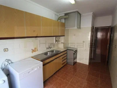 Cuisine; carrelage, nécessite rénovation