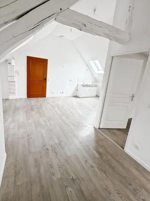 Detská izba; drevené trámy, drevená podlaha
