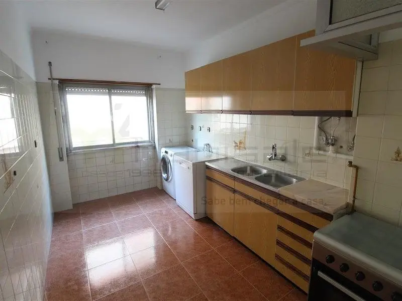 Cuisine; carrelage, électroménager, lumière naturelle
