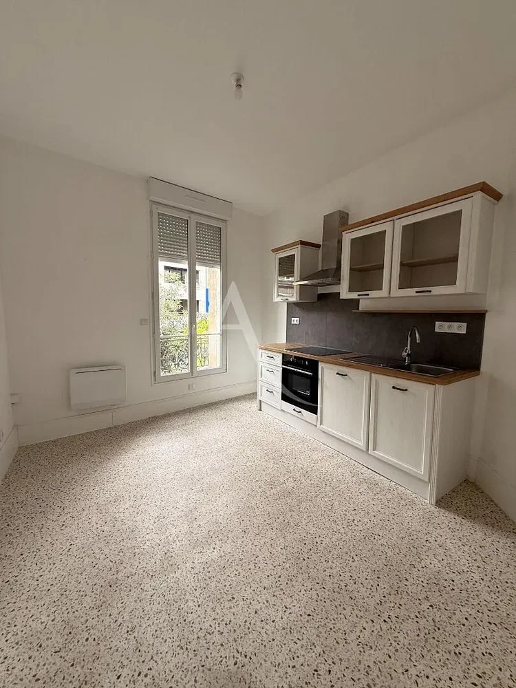 Cuisine; électroménager, lumière naturelle, carrelage