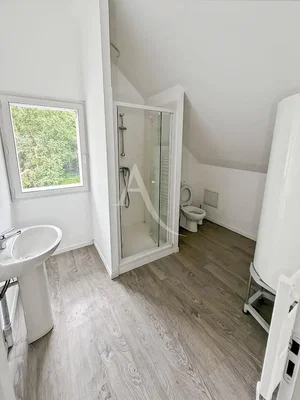 Kúpeľňa; drevená podlaha, dlažba, prirodzené svetlo, po rekonštrukcii