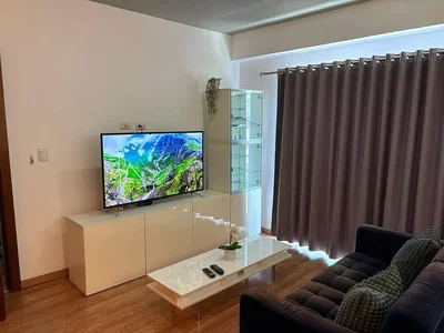 Obývací pokoj; dřevěná podlaha, přirozené světlo, moderní styl