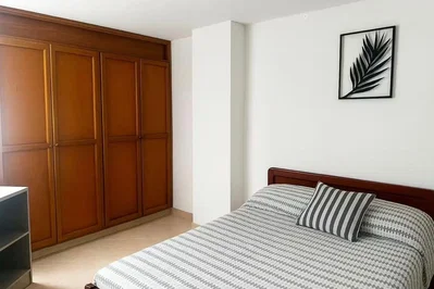 Chambre; parquet, carrelage, lumière naturelle