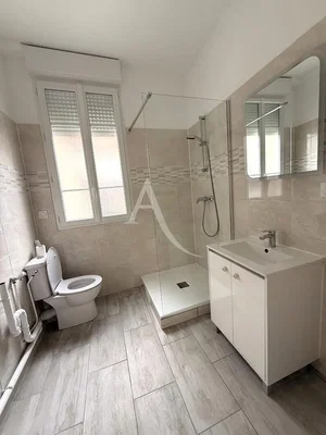 Toilettes; carrelage, lumière naturelle, rénové
