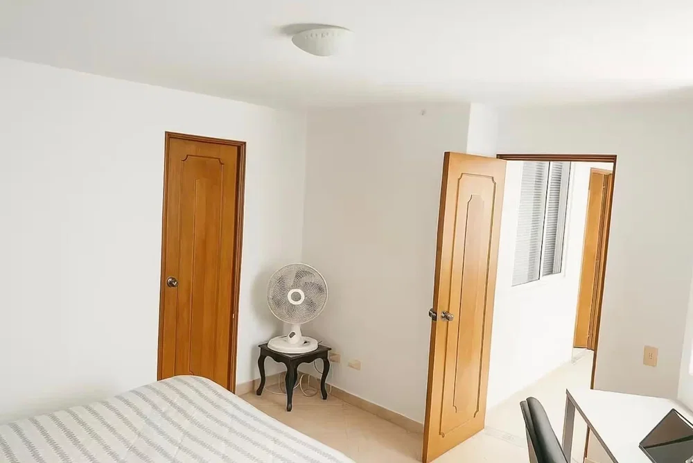 Chambre; lumière naturelle, parquet