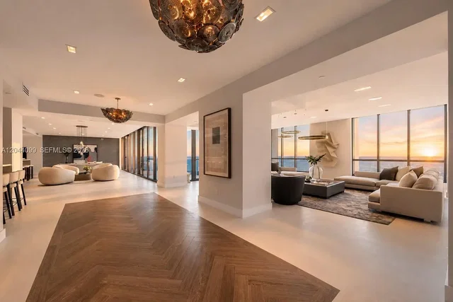 Living room; natural light, wood floor, modern style