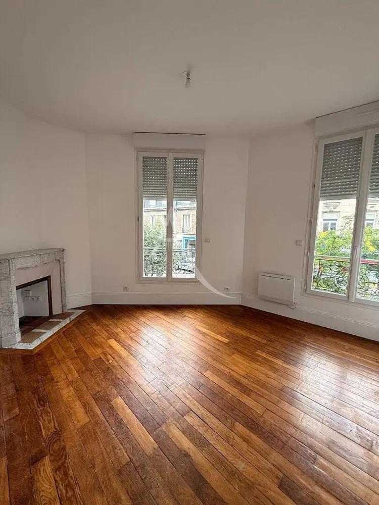 Salon; parquet, cheminée, lumière naturelle