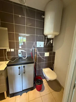Toilettes; carrelage, nécessite rénovation