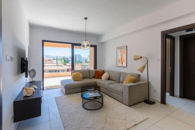 Wohnzimmer; fliesenboden, tageslicht, moderner stil