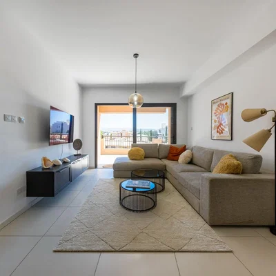Wohnzimmer; fliesenboden, tageslicht, moderner stil