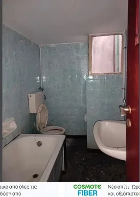 Toilette; renovierungsbedürftig, fliesenboden, tageslicht