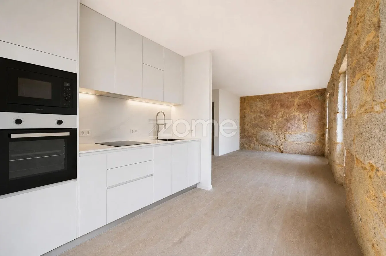 Keuken; keukenapparatuur, tegelvloer, natuurlijk licht, moderne stijl, gerenoveerd