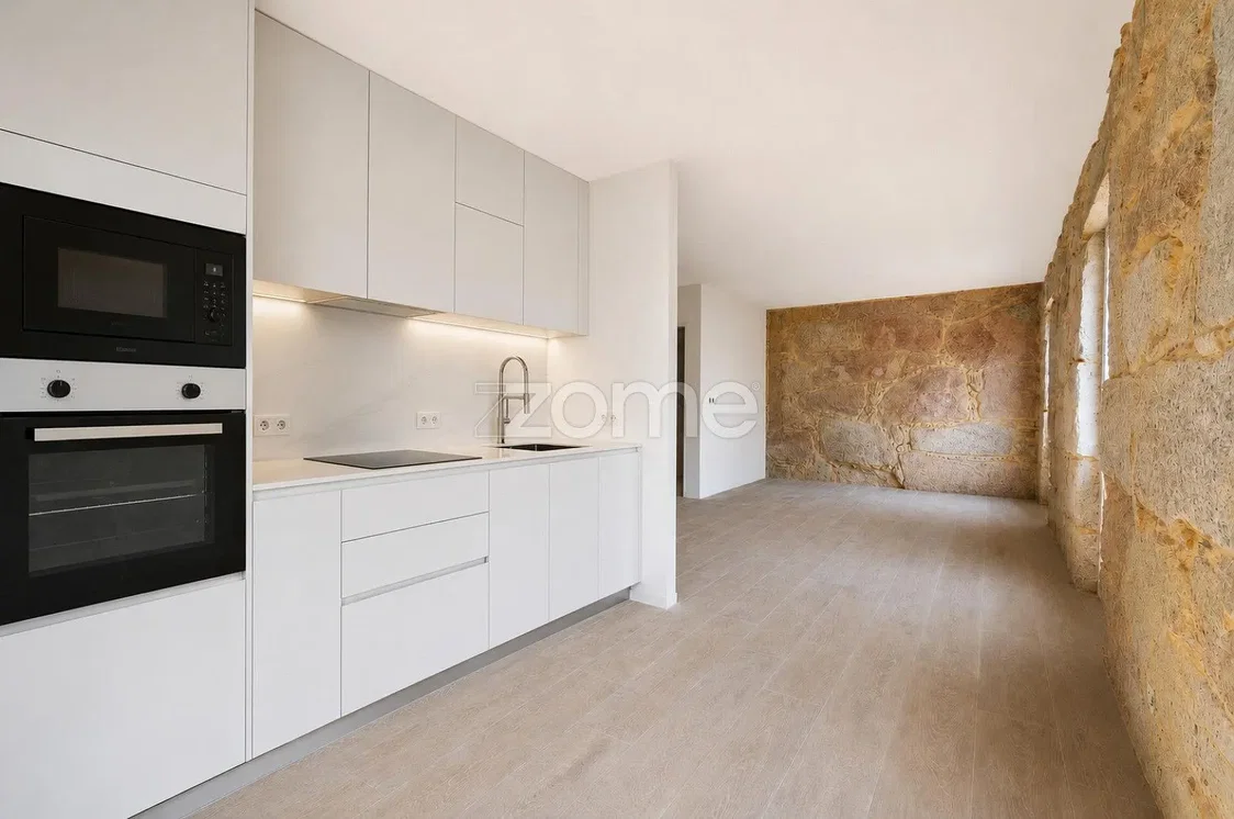 Keuken; keukenapparatuur, tegelvloer, natuurlijk licht, moderne stijl, gerenoveerd