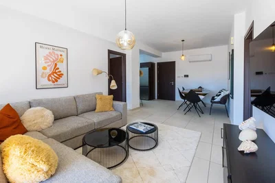 Wohnzimmer; tageslicht, moderner stil, fliesenboden