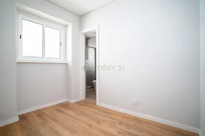 Schlafzimmer; holzboden, tageslicht