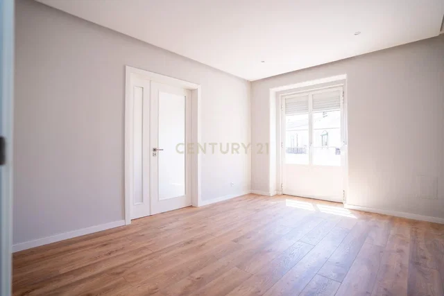 Otro; suelo de madera, luz natural