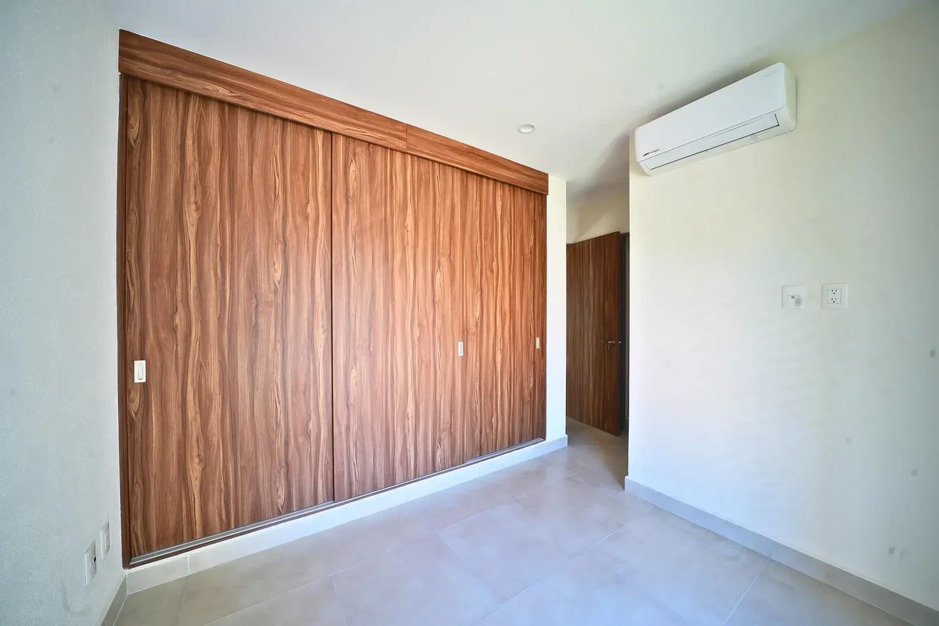 Schlafzimmer; holzboden, fliesenboden, tageslicht