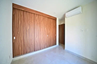 Schlafzimmer; holzboden, fliesenboden, tageslicht