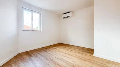 Schlafzimmer; holzboden, tageslicht