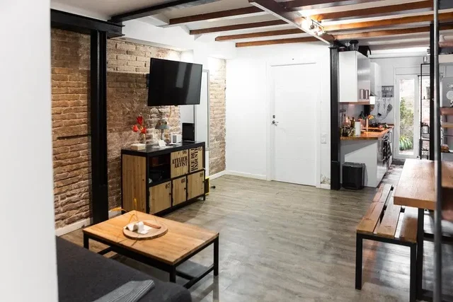 Wohnzimmer; holzbalken, holzboden, tageslicht, moderner stil