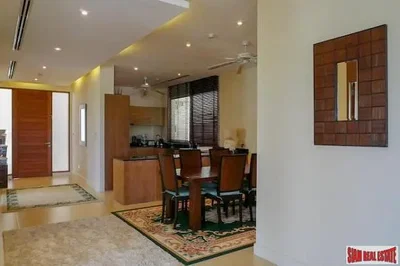 Wohnzimmer; tageslicht, holzboden, moderner stil