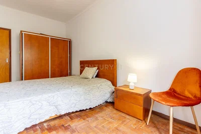 Спаваћа соба; дрвени под, природно светло