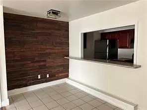 Cuisine; carrelage, poutres en bois