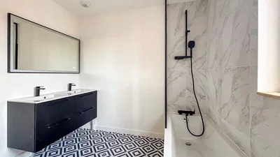 Badezimmer; fliesenboden, renoviert, tageslicht
