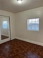 Chambre; parquet, carrelage, lumière naturelle