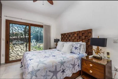 Schlafzimmer; tageslicht, holzboden
