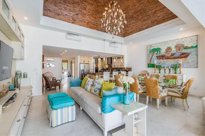 Wohnzimmer; tageslicht, hohe decken, holzbalken, moderner stil