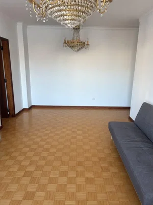 Salon; parquet, hauteur sous plafond, lumière naturelle