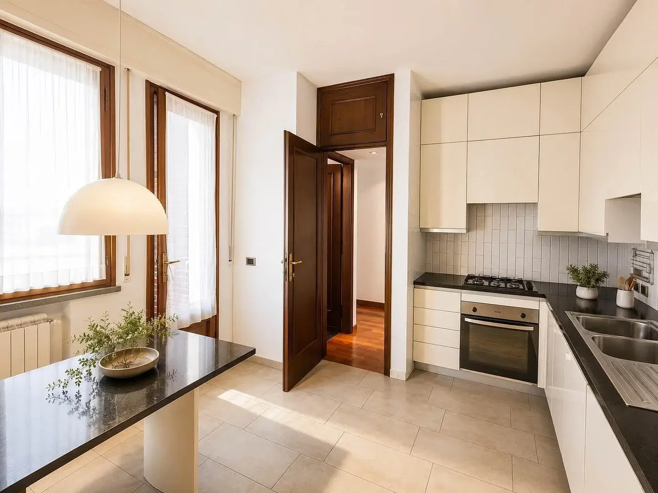 Cuisine; électroménager, carrelage, lumière naturelle, style moderne