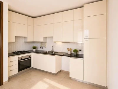Cuisine; électroménager, carrelage, lumière naturelle