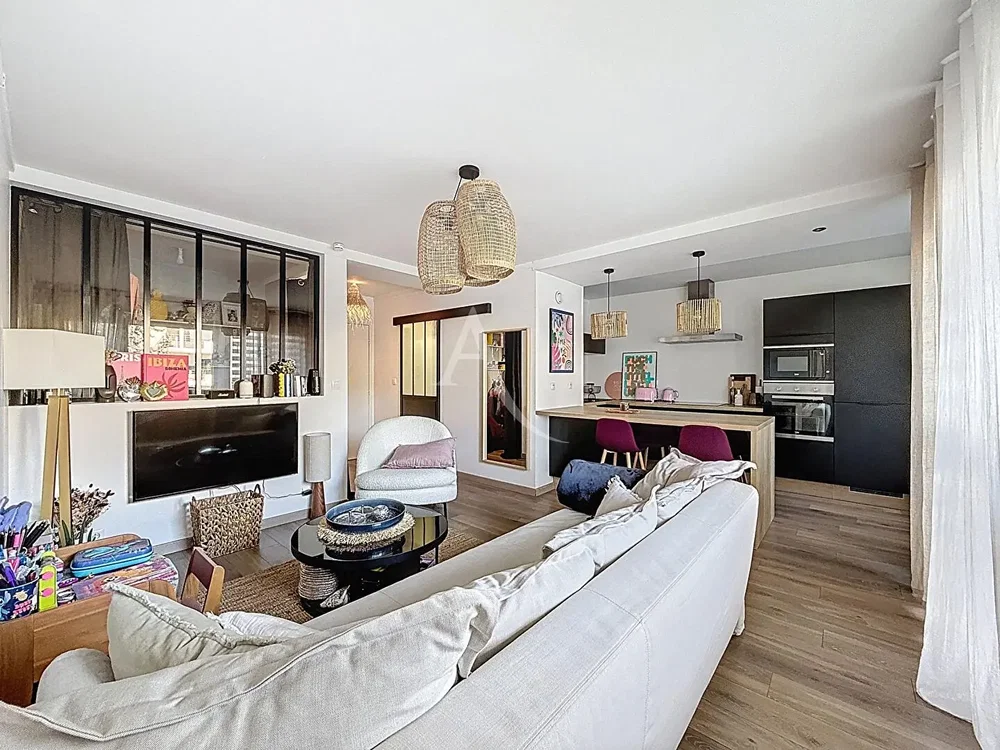 Salon; parquet, lumière naturelle, style moderne