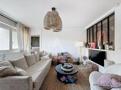 Salon; lumière naturelle, poutres en bois, style moderne
