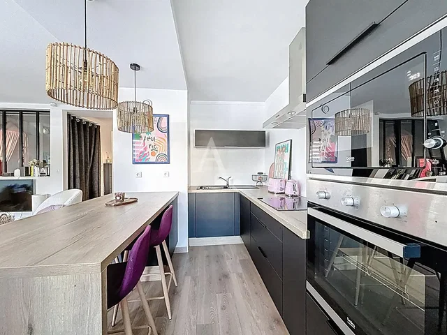 Cuisine; électroménager, parquet, lumière naturelle, style moderne