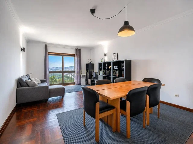 Salon; vue, parquet, lumière naturelle