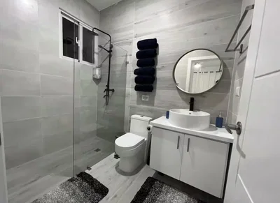Salle de bain; carrelage, rénové, lumière naturelle