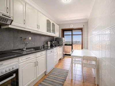 Cuisine; électroménager, vue, carrelage, lumière naturelle