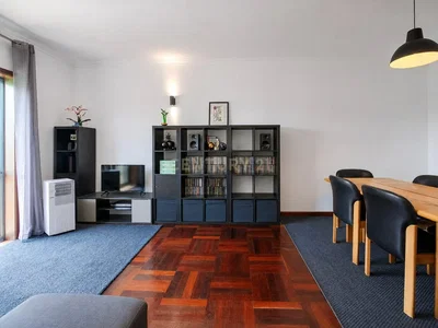 Salon; parquet, carrelage, lumière naturelle