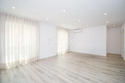 Wohnzimmer; tageslicht, holzboden, fliesenboden
