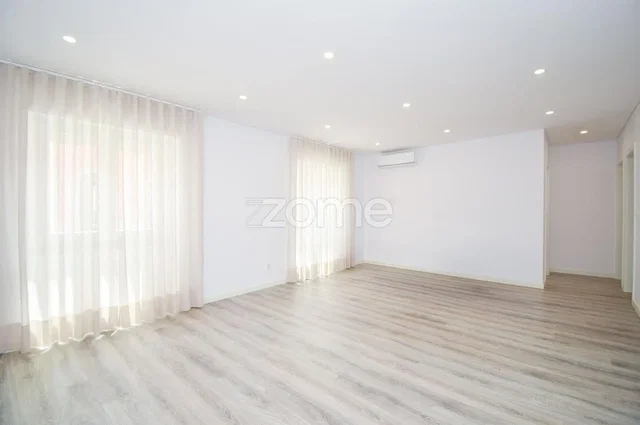 Wohnzimmer; tageslicht, holzboden, fliesenboden